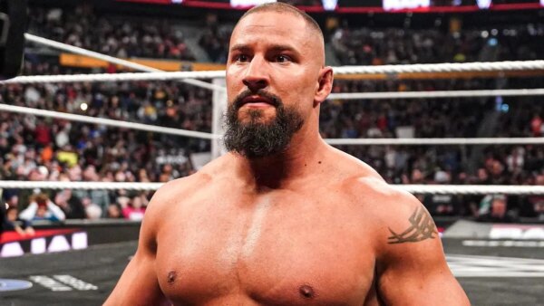 WWE: Bron Breakker persegue a grande estrela da WWE no RAW; Custa o Vision World Tag Team Championship