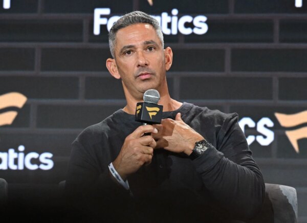 Laura, esposa de Jorge Posada, de 54 anos, posa de biquíni branco, forçada a se defender após críticas ‘muito finas’