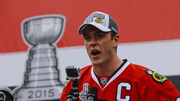 Tricampeão da Copa, o ex-capitão dos Blackhawks Jonathan Toews se aposenta