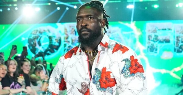 Oba Femi participou do evento principal SummerSlam com 10 vezes campeão da WWE
