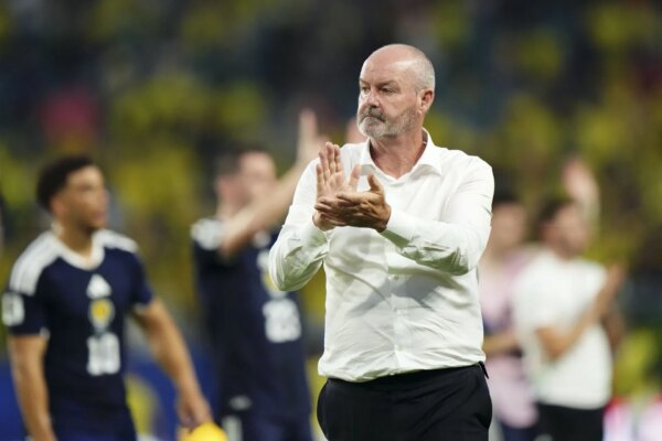 O técnico da Escócia, Steve Clarke, sai da entrevista após derrota para o Brasil na Copa do Mundo da FIFA