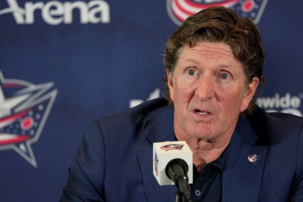 Os fãs ficam furiosos com a explicação de Mike Babcock para a saída dos Blue Jackets: “Muito viril usar sua esposa como escudo humano”