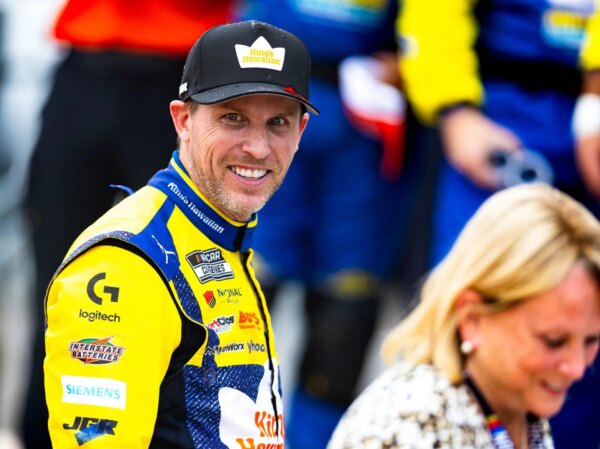 Denny Hamlin dispara contra fã que mencionou Michael Jordan em um debate online de ‘idiota absoluto’