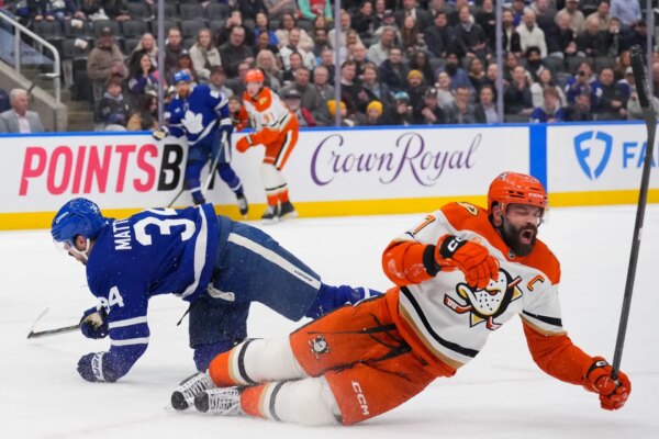 Rumores comerciais da NHL: Maple Leafs interessados ​​​​no D-man que feriu brutalmente Auston Matthews