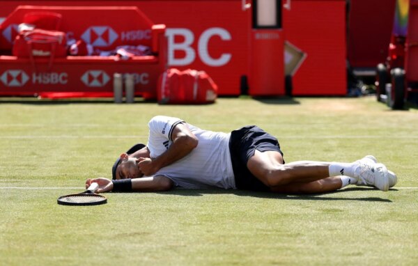 ASSISTIR: Cenas assustadoras quando Francisco Cerundolo é brutalmente atingido na garganta por um oponente no Queen’s Club Championships
