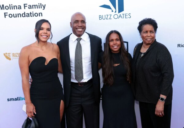 ASSISTIR: Aisha, filha de Barry Bonds, fica com lágrimas nos olhos após a proposta surpreendente do namorado