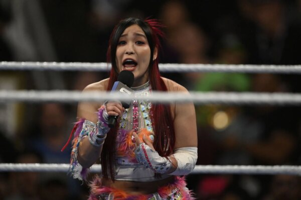 “Ligue para o 911” – autoridade da WWE entra em pânico depois que o marido de Iyo Sky quase queima o rosto do atual campeão