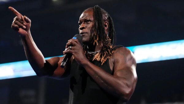 R-Truth afirma que grande estrela feminina compartilhou uma atualização não PG