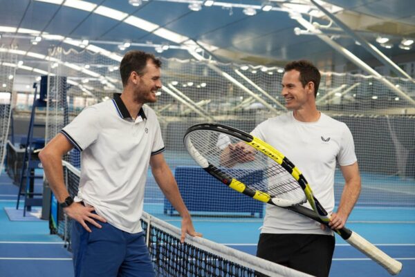 Andy e Jamie Murray conseguirão fazer uma raquete de tênis em um espaço cada vez mais lotado do YouTube?