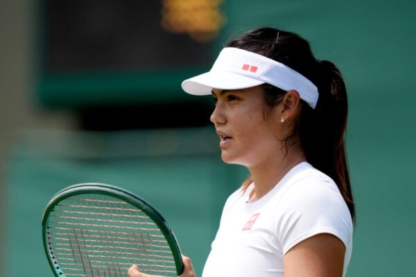 Emma Raducanu desiste de Wimbledon devido a lesão na perna direita