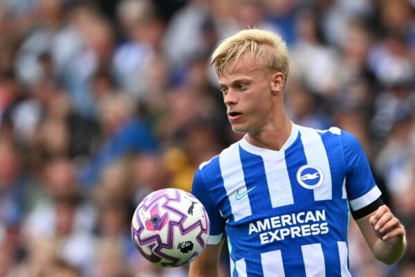 Tottenham conclui transferência de £ 52 milhões de Jan Paul van Hecke de Brighton