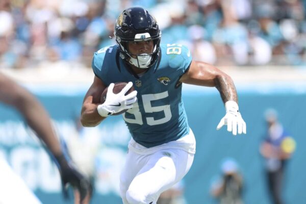 Jaguars e TE Brenton Strange concordam com extensão de contrato de 3 anos