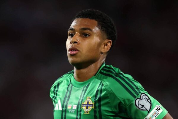 Leeds apresenta oferta de cerca de £ 20 milhões pelo meio-campista do Southampton, Shea Charles
