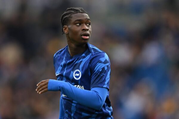O extremo do Brighton, Nehemiah Oriola, deve assinar novo contrato até 2029