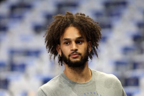 Mavs center Dereck Lively II: Sem cronograma para retorno após múltiplas cirurgias nos pés