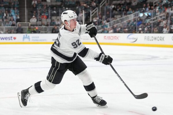 Kings contrata o defensor Brandt Clarke para uma extensão de 5 anos