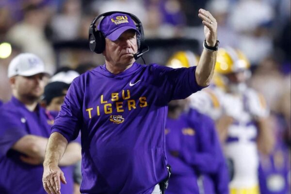 Brian Kelly em negociações com a CBS Sports para um papel na TV de futebol universitário: Fonte