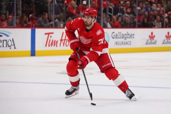 Steve Yzerman quebra o silêncio sobre o pedido comercial de Larkin: ‘Não posso dar nenhuma garantia’