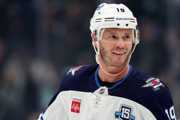 Jonathan Toews se aposenta após 16 temporadas na NHL