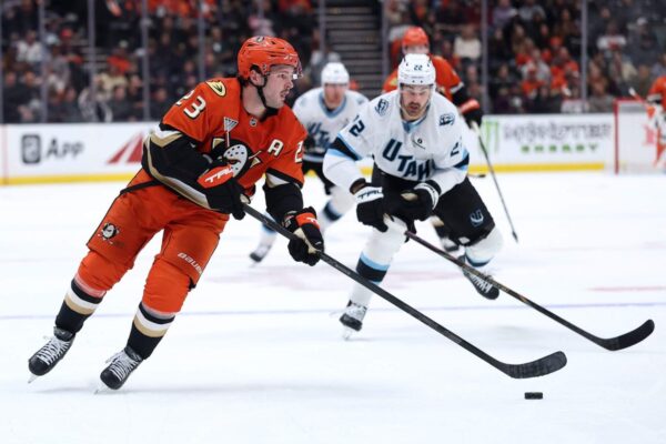 Como Mason McTavish de Anaheim se encaixaria no Blues?