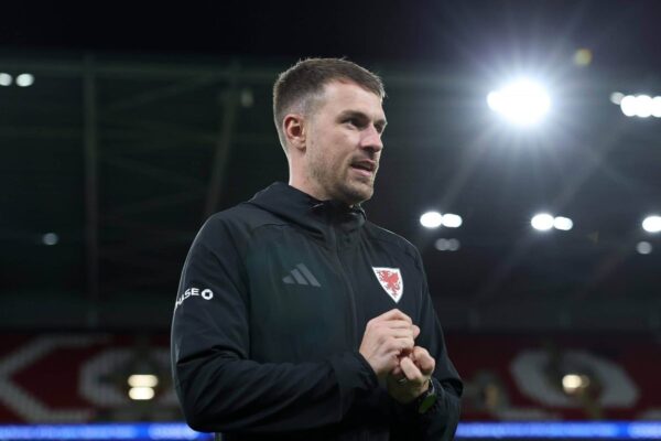 O ex-meio-campista do Arsenal Aaron Ramsey será nomeado técnico do Oxford
