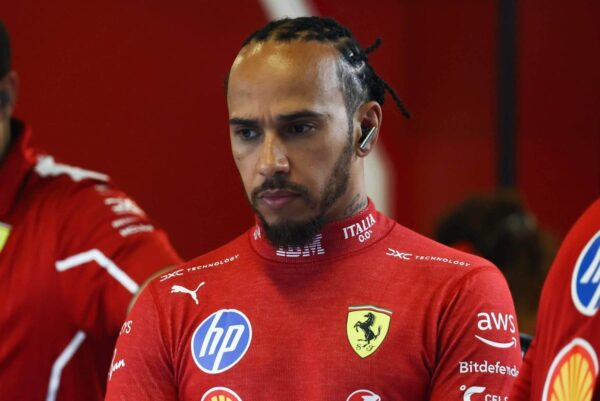 Lewis Hamilton diz que sofreu grave lesão no pescoço durante testes da Ferrari em 2025