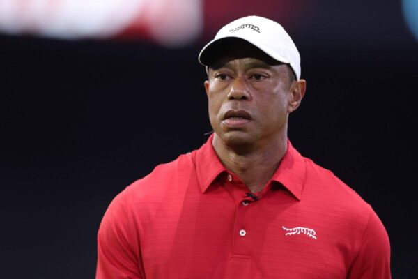 Tiger Woods faz primeira aparição pública desde a prisão por dirigir alcoolizado em março