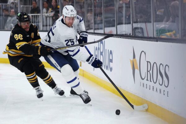 Maple Leafs troca Brandon Carlo com Blues por escolhas