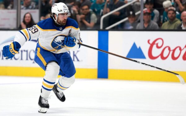 Os Sabres não esperam reter UFA Alex Tuch pendente, explorando uma assinatura e negociação