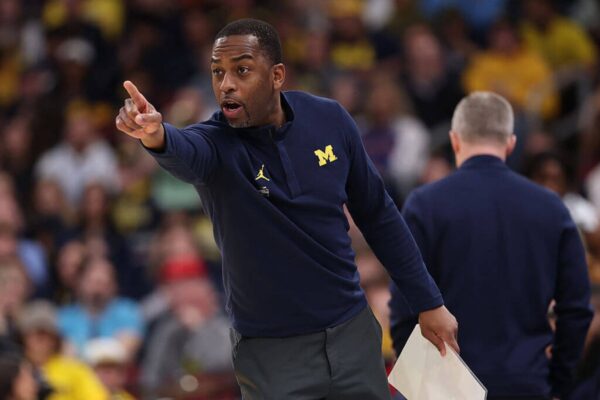 Michigan espera promover Mike Boynton a técnico interino: Fonte