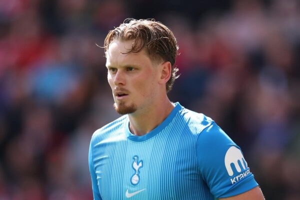 Tottenham abre negociações com o goleiro Antonin Kinsky sobre novo contrato