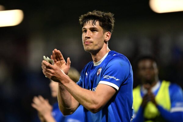Aston Villa finaliza venda do zagueiro Sil Swinkels para o Sheffield Wednesday