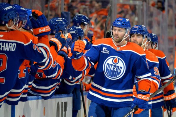 Oilers assinam com Jason Dickinson uma extensão de contrato de US$ 20 milhões por 5 anos