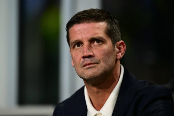 O técnico do Inter, Cristian Chivu, assina prorrogação de contrato após vencer a dobradinha doméstica