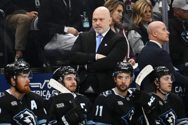 Mammoth estende André Tourigny e contrata o ex-técnico do Canucks, Adam Foote, como assistente
