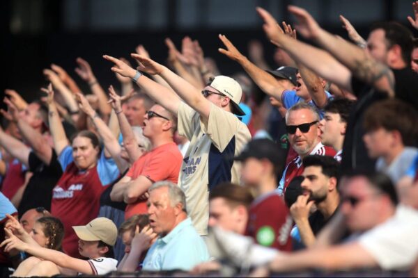 ‘West Ham é minha fuga’: os torcedores que se inscreveram para uma temporada (pelo menos) de campeonato de futebol
