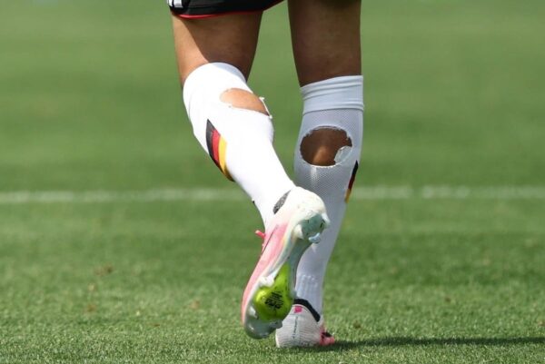 Por que os jogadores da Copa do Mundo estão abrindo buracos nas meias?