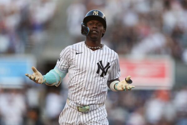 Jazz Chisholm Jr. jogou 2B com um pirulito na boca. Aaron Boone não estava feliz