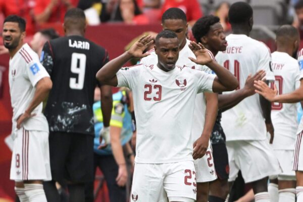 Assim Madibo, do Catar, foi suspenso por cinco jogos por desarme que quebrou a perna de Ismaël Koné