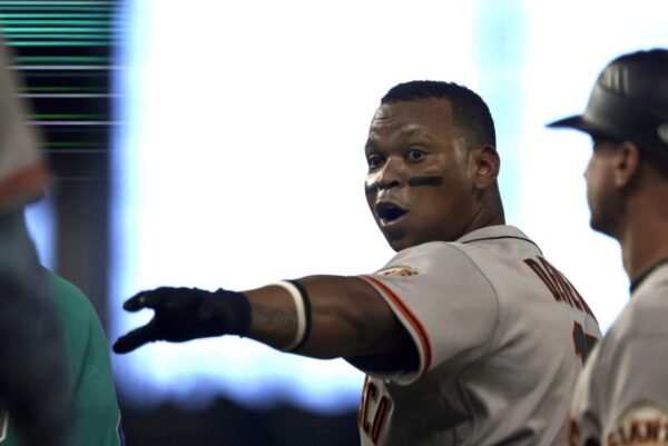 Visivelmente chateado, Rafael Devers tenta recusar o pit runner na derrota dos Giants