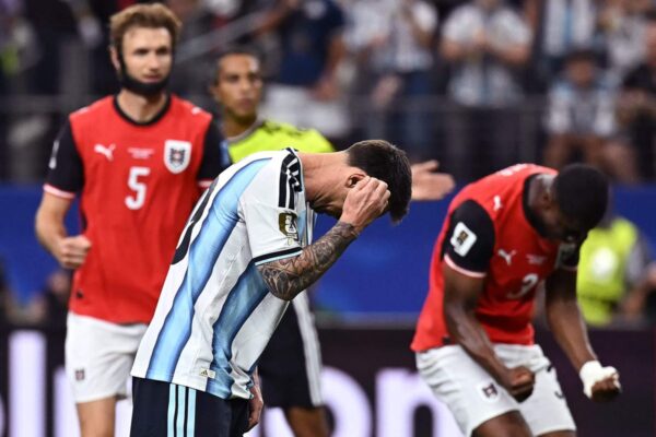 Lionel Messi pode ser o maior jogador de futebol de todos os tempos – então por que ele continua perdendo pênaltis?