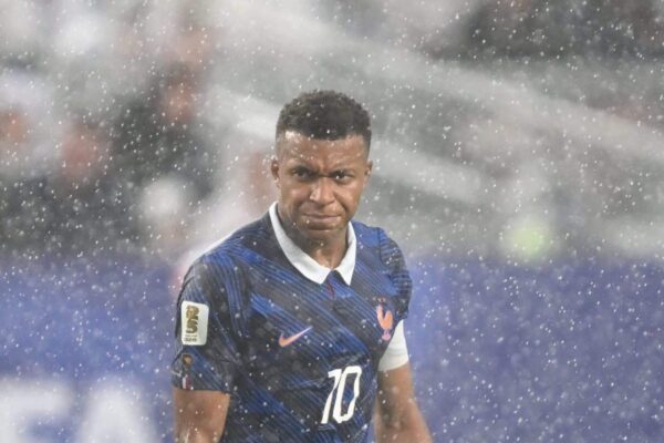 Mbappe fecha o recorde de Messi e a França vence a partida mais longa da Copa do Mundo após atraso de 131 minutos devido ao clima