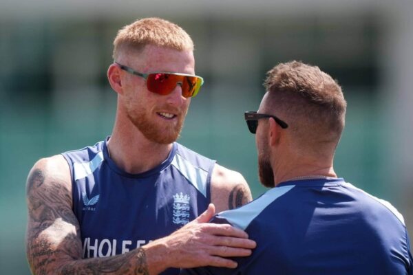 Brendon McCullum limpa o ar com Ben Stokes enquanto a Inglaterra reúne a banda novamente
