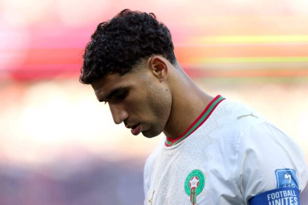 O capitão do Marrocos, Achraf Hakimi, vaiado pelos torcedores escoceses no dia em que foi condenado a ser julgado por acusações de estupro