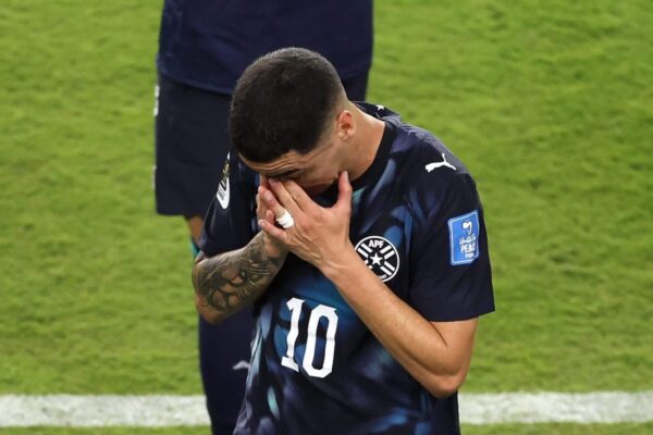 Fifa proíbe Miguel Almirón de um jogo do Paraguai por cobrir a boca