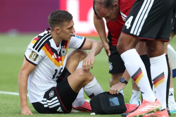 Nico Schlotterbeck, da Alemanha, foi excluído da Copa do Mundo devido a uma lesão no ligamento do tornozelo