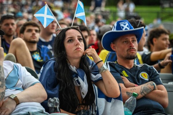 Uma Copa do Mundo no limbo: e agora para os torcedores enquanto esperam para ver se o time se classifica para as oitavas de final?