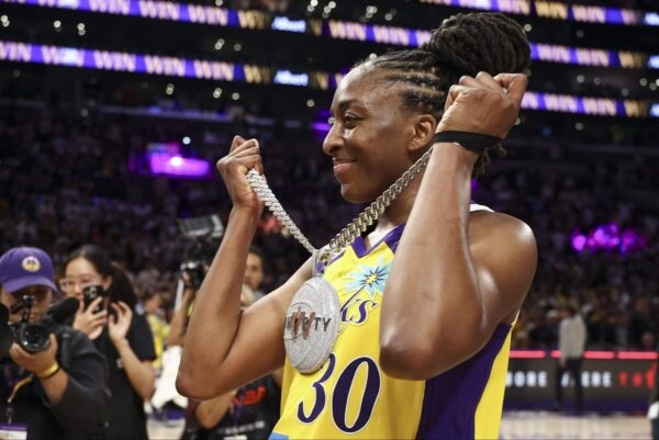 O jogo do 30º aniversário da WNBA termina com uma impressionante campainha da estrela do Sparks, Nneka Ogwumike