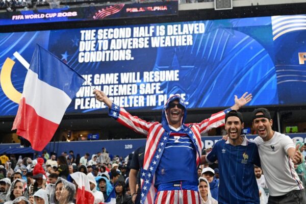 ‘Você não pode lutar contra chuva ou relâmpagos’ – as tempestades noturnas paralisaram a Copa do Mundo por 131 minutos