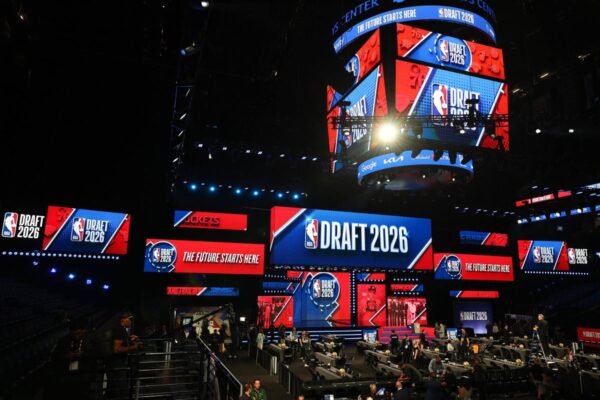 Por que tantas equipes saíram da primeira rodada do Draft da NBA? Siga o dinheiro